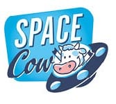 Blaues, rundes Logo mit dem Schriftzug „SPACE Cow“ und Comic-Raumfahrer im Helm, begleitet von einem Planeten und einem kleinen Raumschiff.