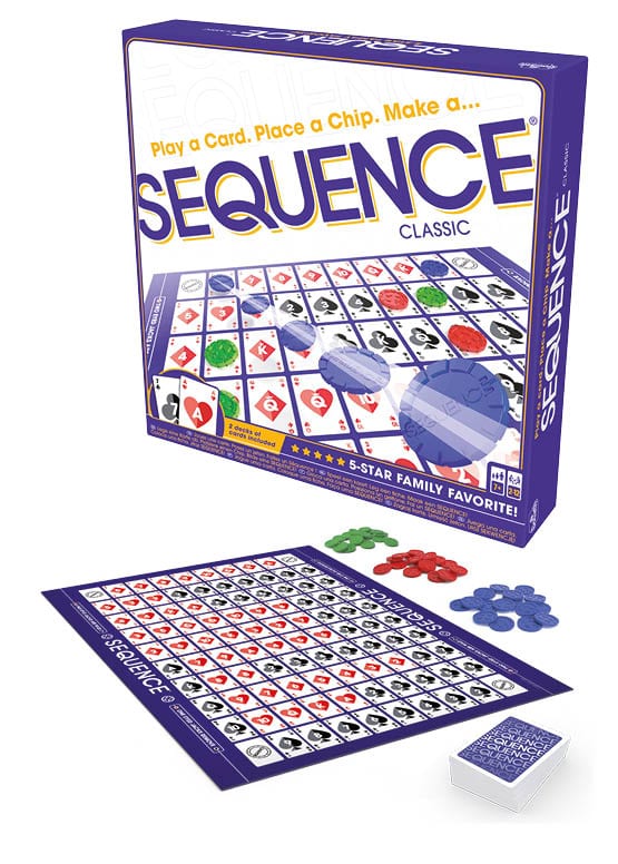 Blaues Strategiespiel SEQUENCE Classic von Goliath Toys GmbH mit Spielkarten, Spielfeld und roten sowie grünen und blauen Chips vor der Verpackung.
