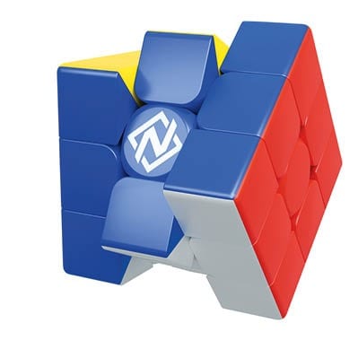 Der Nexcube 3x3 Classic Puzzle-Knobel-Würfel mit stickerlosem Design in Blau, Rot und Grau: ein leichter Speedcube für Konzentration und Geschicklichkeit.
