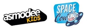 Schwarz-blauer Asmodee Kids Schriftzug „asmodee“ mit „Kids“-Akzent sowie das Cover-Design „Space Cow“ in Blau mit planetenartigen Formen und Schriftzug.