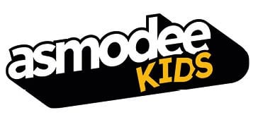Asmodee Kids Logo mit schwarz markiertem Schriftzug und gelb-orange „KIDS“-Akzent auf hellem Hintergrund, klar erkennbar im Schriftstil.