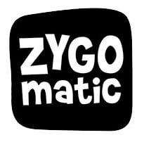 Schwarz-weißes quadratisches Zygomatic-Logo mit klaren Buchstaben „ZYGOmatic“, das den analogen Spielansatz und den kreativen Bildungsfokus unterstützt.
