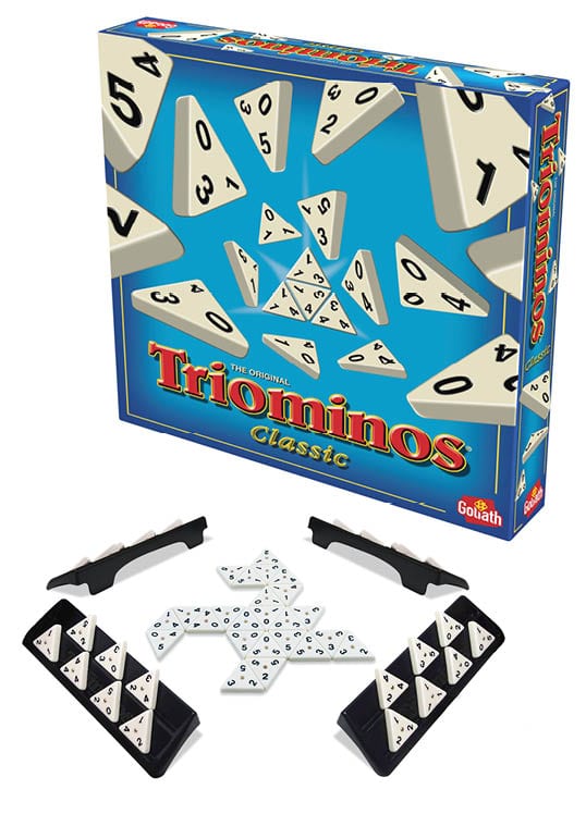 Triominos Classic zeigt dreieckige Steine mit Zahlen in jeder Ecke sowie die blaue Spieleschachtel von Goliath Toys GmbH für Logik und Strategie.