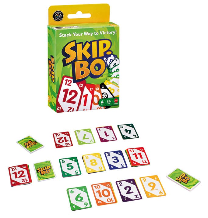 Gelb-grüne SKIP-BO Verpackung von Mattel Games mit Stapel und Zahlenkarten, dazu mehrere Karten mit unterschiedlichen Farben und Wertnummern.